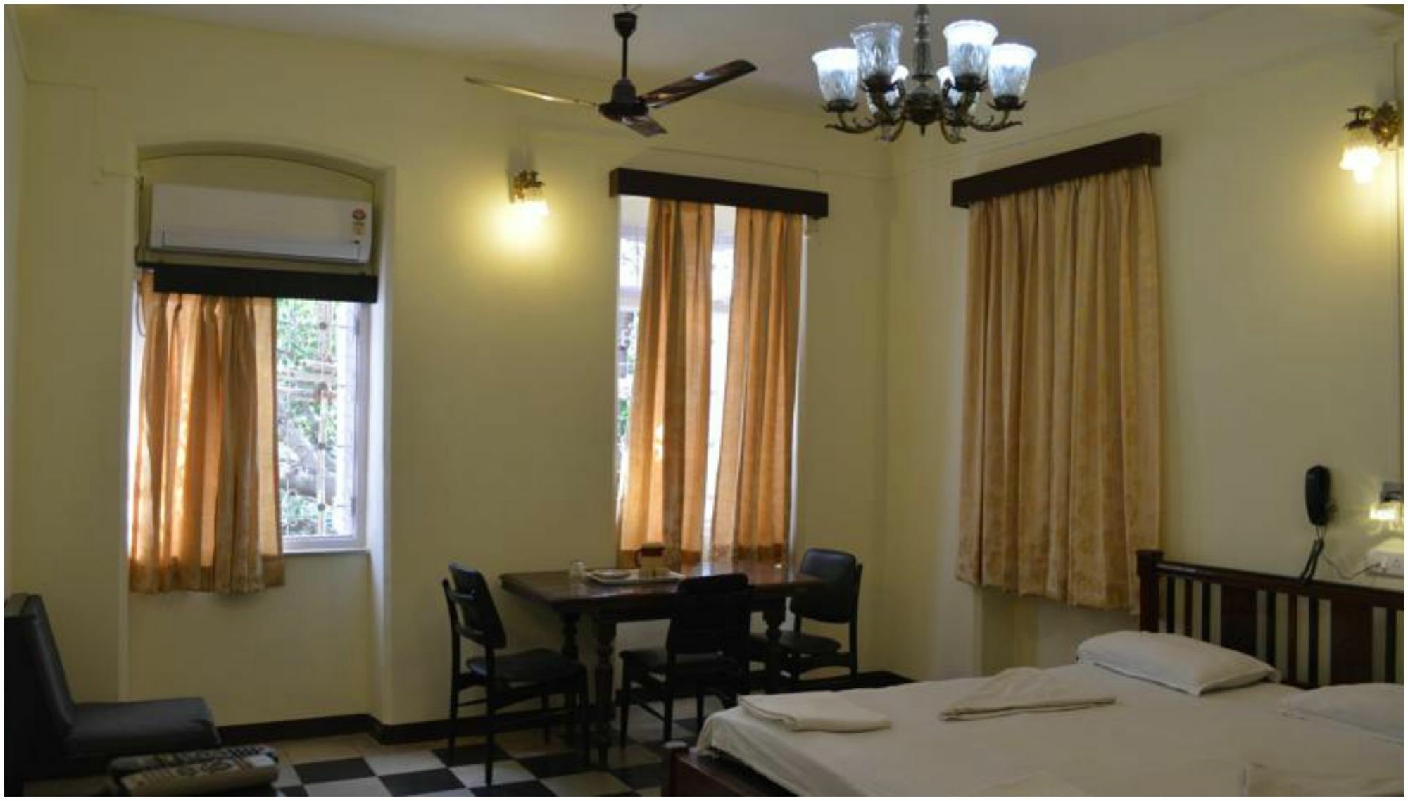 Bentleys Hotel Mumbai Exterior foto